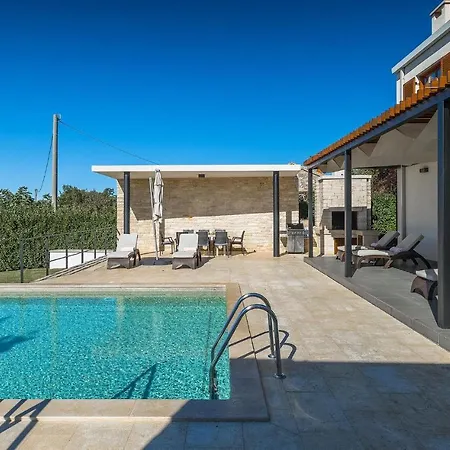 펜션 Pet Friendly In Istria With Kitchen *